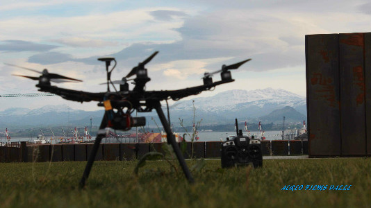 Un dron se maneja con un mando teledirigido y unas gafas que monitorean la imagen a tiempo real. Foto: Aéreo Films Valle.