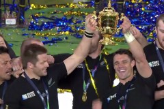 McCaw y Carter, los dos mejores All Blacks, con la Copa Webb Ellis