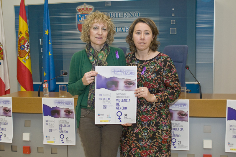 Díaz Tezanos y Alicia Renedo con el cartel del Dia Internacional de la Eliminación de la Violencia contra la Mujer. Foto: Héctor Herrero y Tania Molinero.