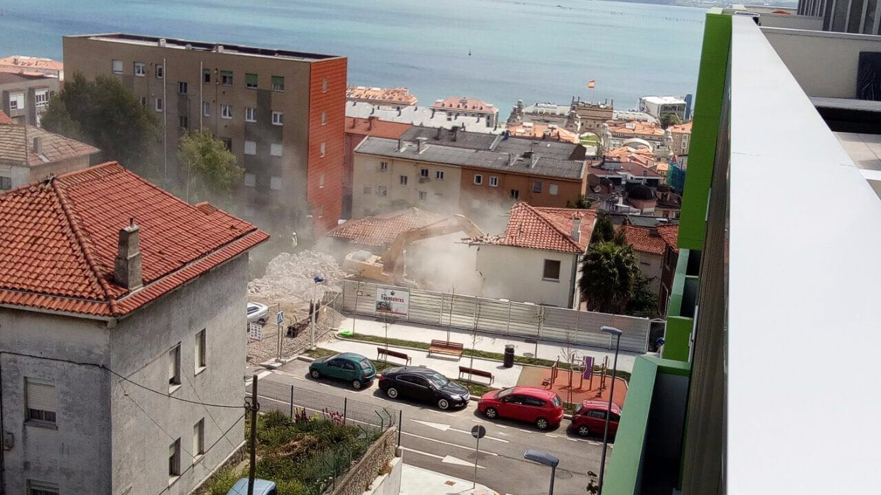 La demolición de uno de los chalets donde se levantará el nuevo edificio.