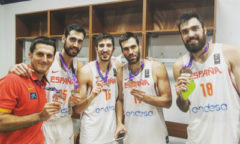 Fernando San Emeterio muestra el bronce junto a algunos de sus compañeros. Foto: Twitter de Guillem Vives