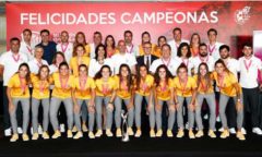 Las jugadoras de la selección sub-19 reciben el homenaje tras proclamarse campeonas de Europa